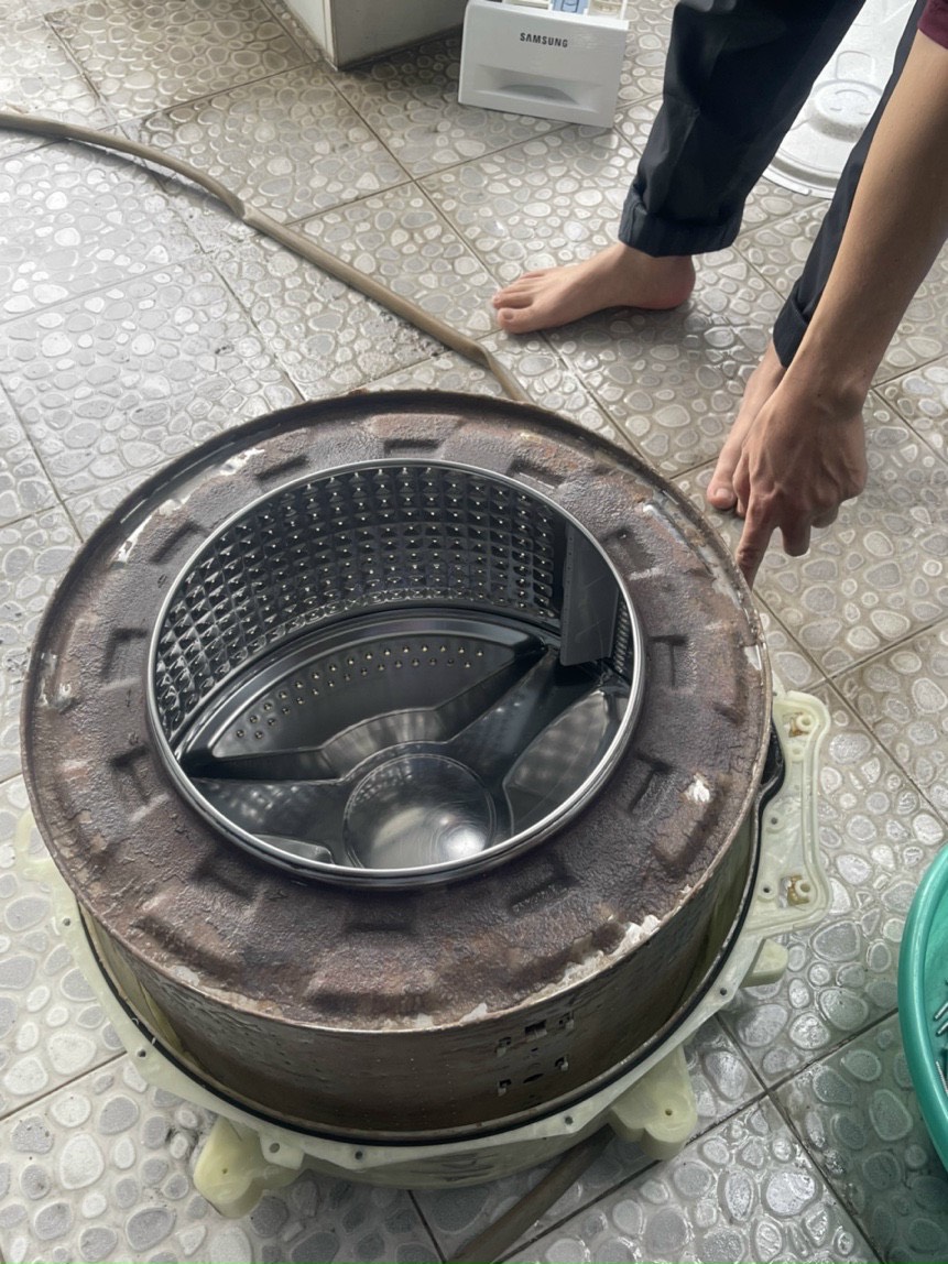 Kiểm tra và vệ sinh máy giặt trước khi tiến hành sửa chữa máy giặt Thái Bình