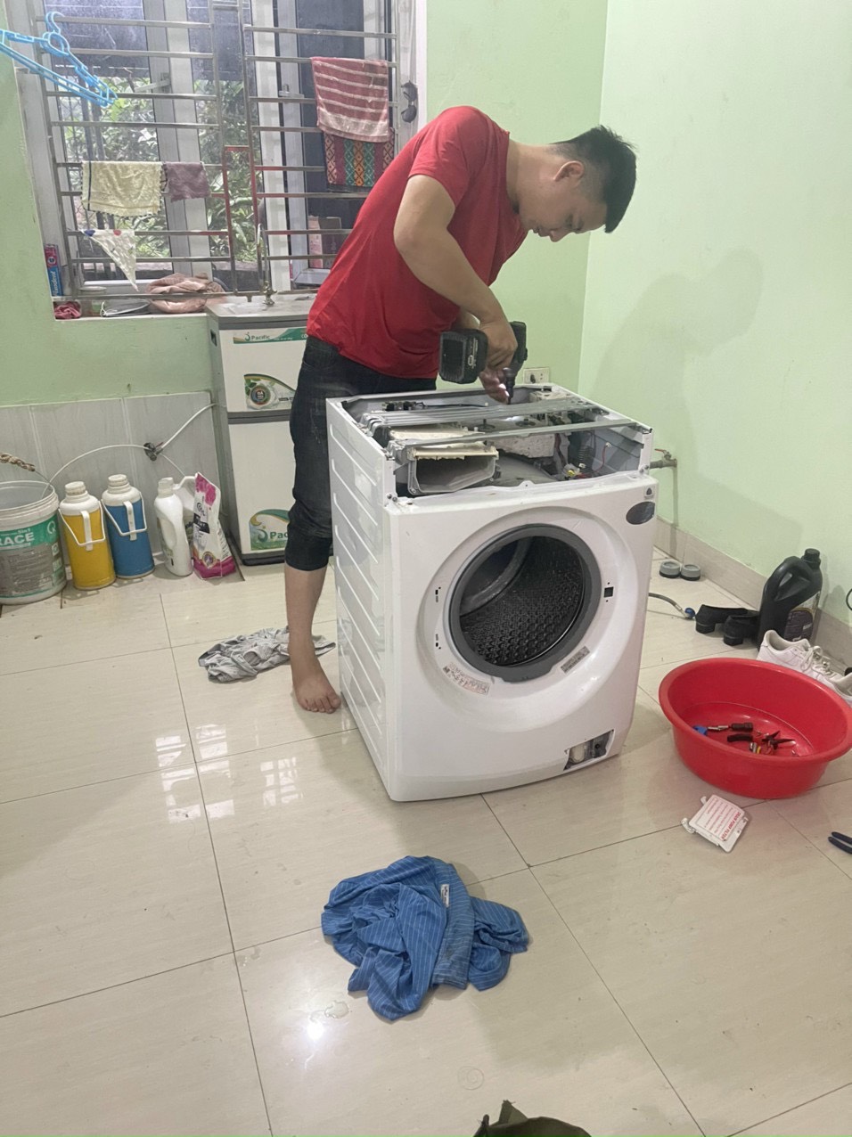 Đội ngũ nhân viên của sửa máy giặt Thái Bình đang kiểm tra lỗi hư hỏng của máy giặt