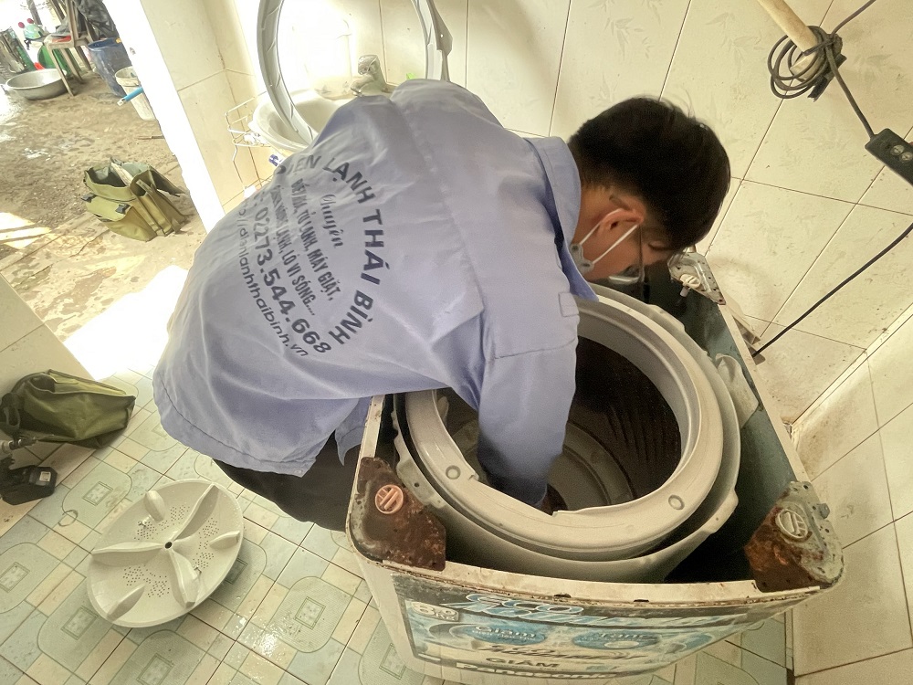Đội ngũ kỹ thuật sửa chữa máy giặt luôn tận tình trong công việc